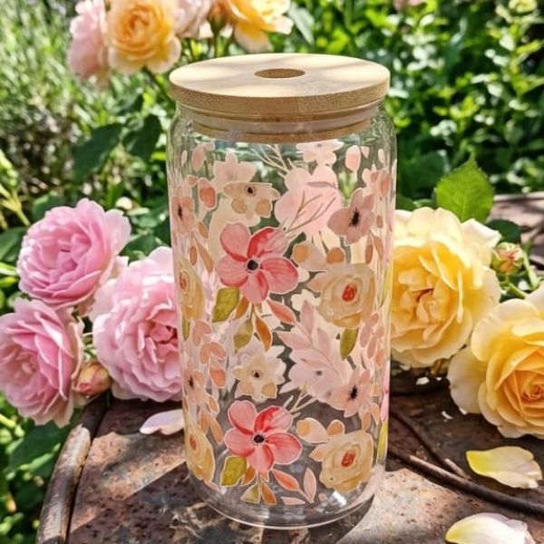 Vaso de cristal con diseño de flores en tonos rosa