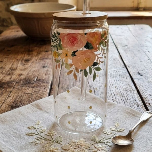 Vaso de cristal con diseño elegante floral